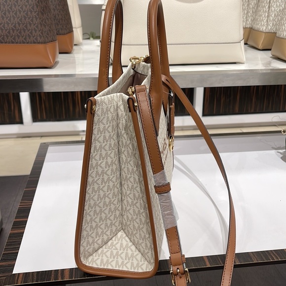 Michael Kors "Mirella" MD EW Tote Vanilla Shoulder Tote
35F2G7ZT2B - NWT - Picture 8 of 16